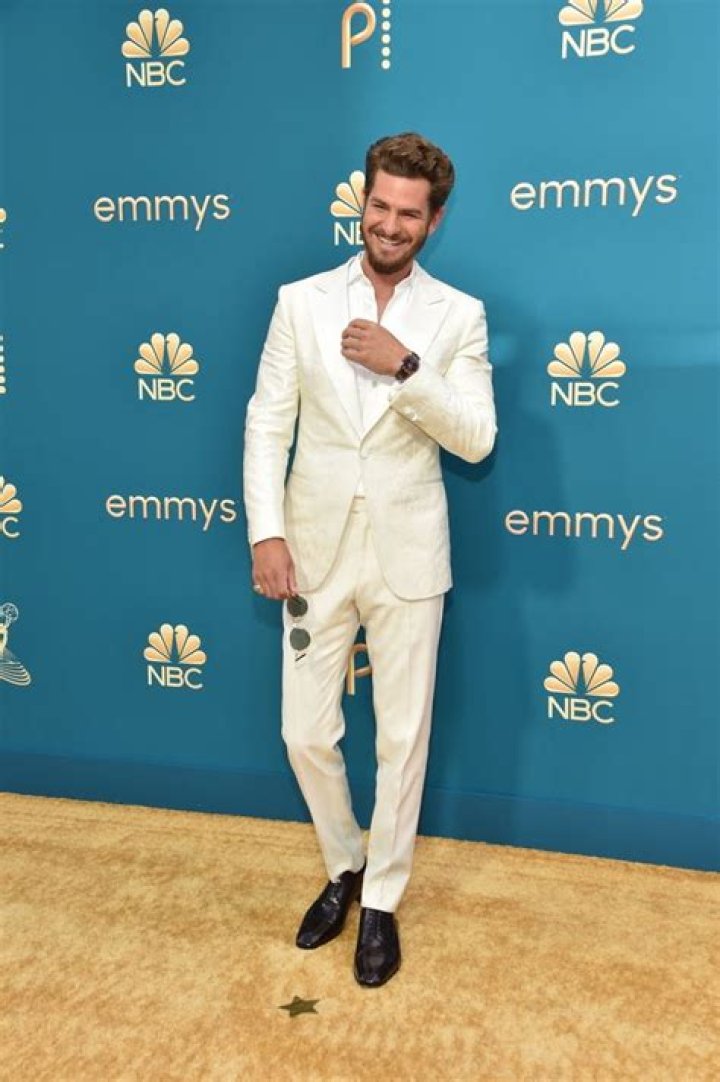 
Andrew Garfield Wows in White Suit at 2022 Emmy Awards 