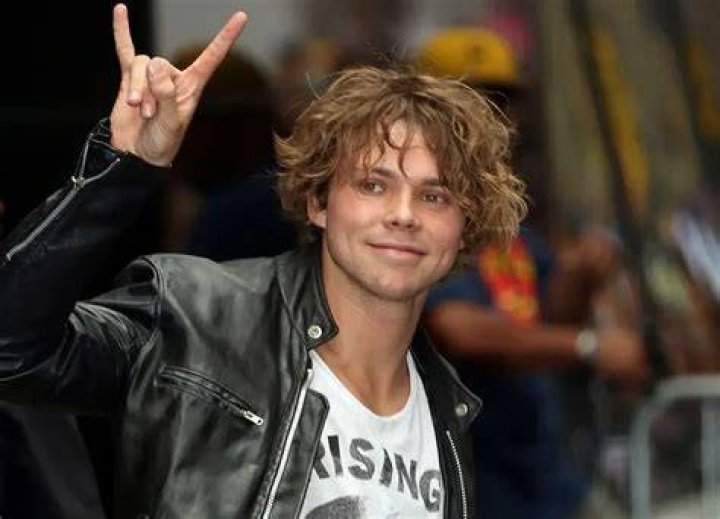 
Ashton Irwin Height, Weight, Net Worth, Age, Birthday, Wikipedia, Who, Nationality, Biography 