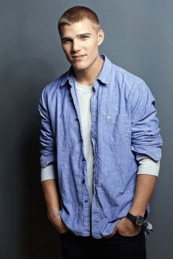 Chris Zylka Height, Weight, Net Worth, Age, Birthday, Wikipedia, Who, Nationality, Biography