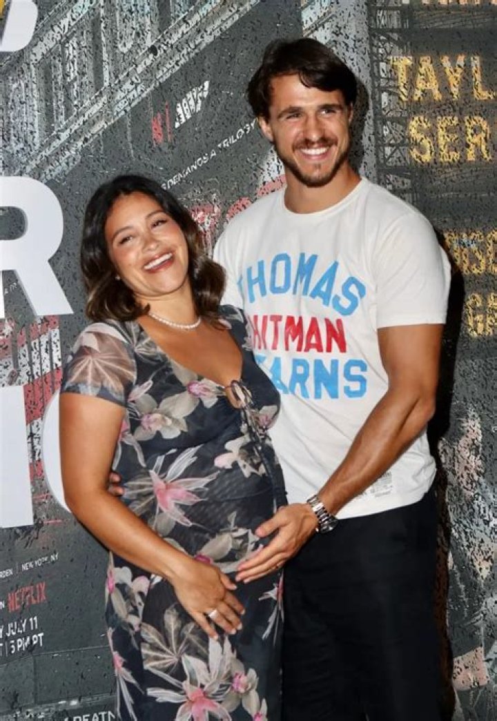 
Joe LoCicero And Gina Rodriguez Are Expecting Their First Child 