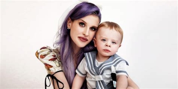 
Kelly Osbourne Reveals First Photo Of Baby Boy While Hanging Out With Jack 