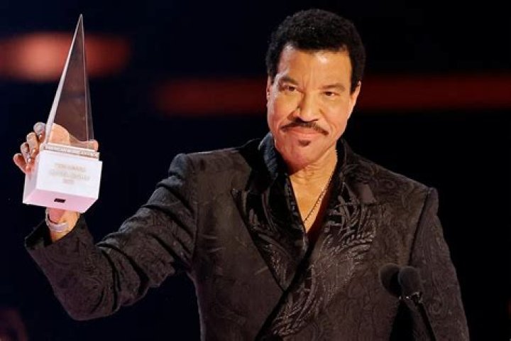 
Lionel Richie Wins AMA Icon Award at the 2022 AMAs as Stevie Wonder and Charlie Puth Sing Tribute 