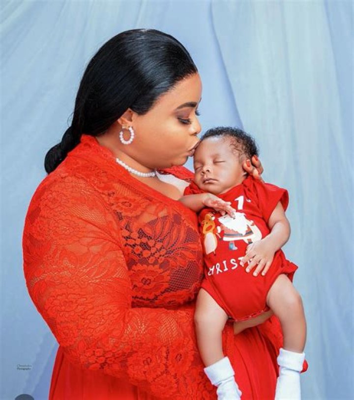 
“Pregnancy comes with unexplainable thrills” Actress Dayo Amusa thrills fans with her pregnancy photo 