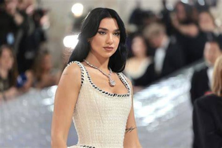 Rina Lipa Height, Weight, Net Worth, Age, Birthday, Wikipedia, Who, Instagram, Biography