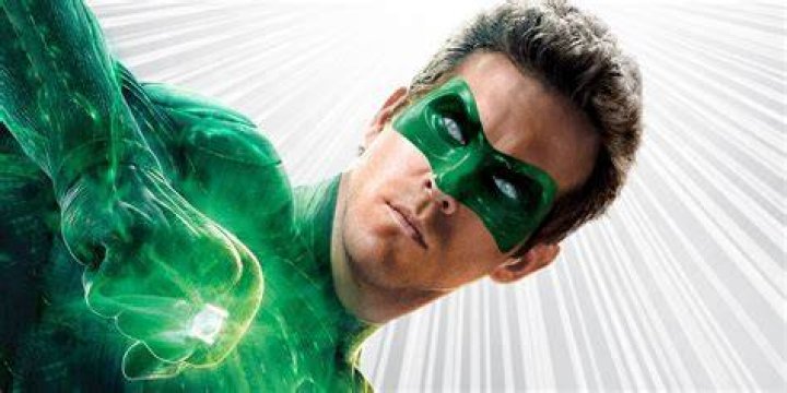 
Ryan Reynolds Warns Away Fan From Green Lantern 