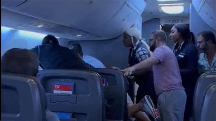 
Video shows Texas woman Simone Bryna Kim being dragged off Frontier Airlines flight after threatening passenger 